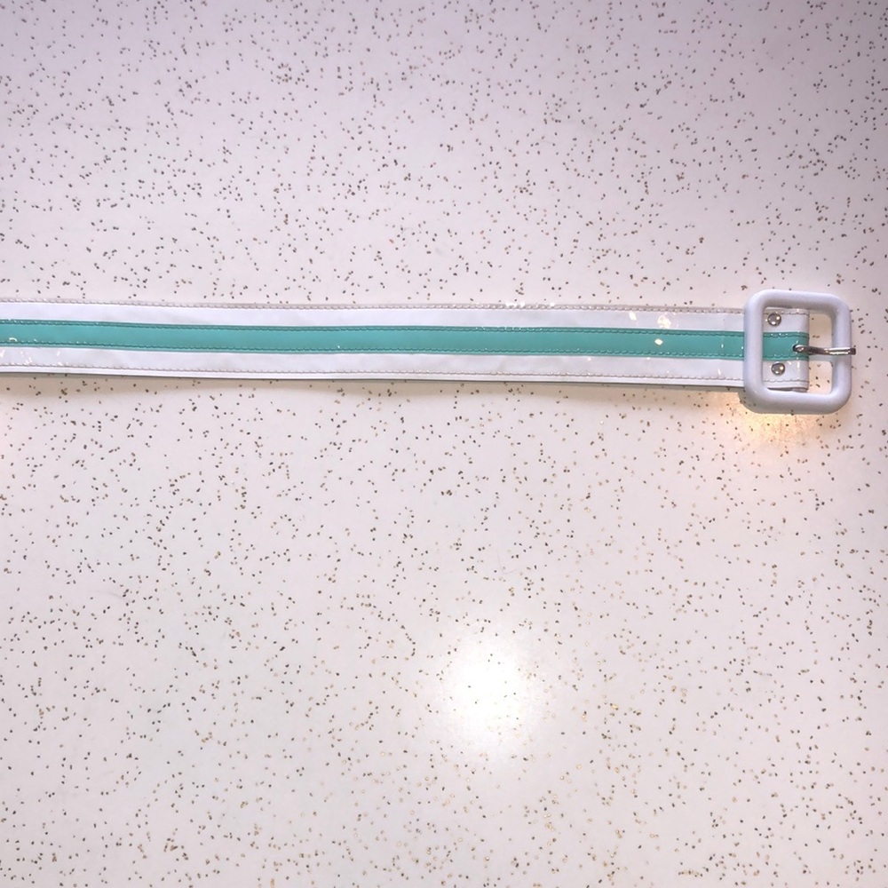 Vintage 1 1/3”wide white & sea foam paten leather belt! 31”-35” waist!